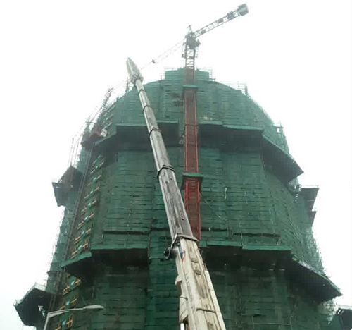运城市吊车在工地上作业